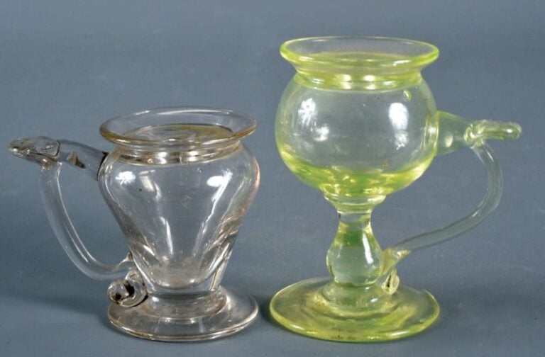 Deux lampes à huile dont une en verre ouralin; anses et pouciers travaillés à la pinc