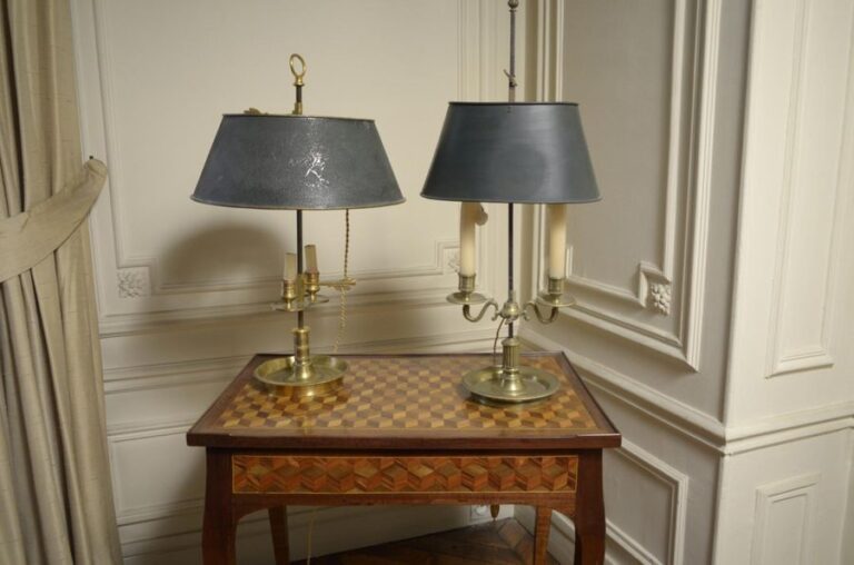 Deux lampes bouillottes à deux lumières en tôle et bronze laque ver