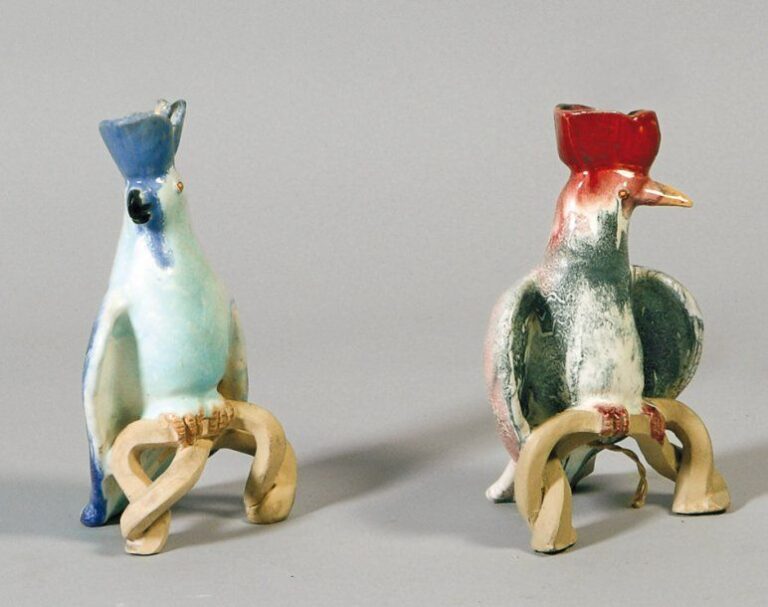 Deux Lampes De Chevet En Céramique Emaillée Figurant Des Pingouins Dressés Se Faisant Face, L'un A Couverte Bleu, L'autre A Couverte Gris