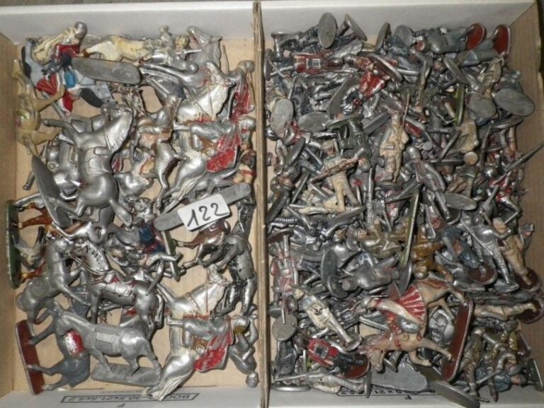 Deux lots de figurines en aluminium dépeintes, Quiralu et Aludo (plus de 100 pièces)