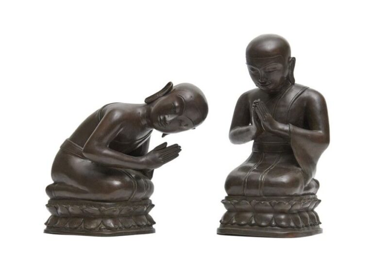 Deux magnifiques figurines contemporaines Thaïlandaises en bronze de couleur foncé figurant les disciples préférés de Bouddha Sakyamuni: les moines Sariputta et Mogallana (Noms Pali des noms Sanskrit Sariputra et Maudgalyayana