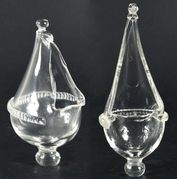 Deux mangeoires à oiseaux en verre soufflé à filet en applique dont un travaillé à la pinc