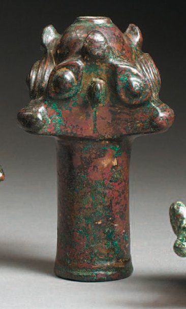 DEUX MASSES ET DEUX FLACONS Très bel ensemble composé de deux masses d'armes et de deux flacons à kohol sphériques, flanqués de trois têtes animales (bouquetins, taureaux ou béliers