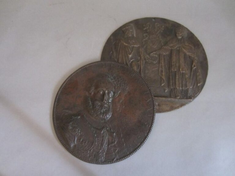 Deux médaillons en bronze représentant pour l'un Henri IV de trois-quarts, à l'arrière plan Marie de Médicis de profil d'après Dupré, pour l'autre une scène représentant un roi de France et un pape revêtus des attributs de leur charg