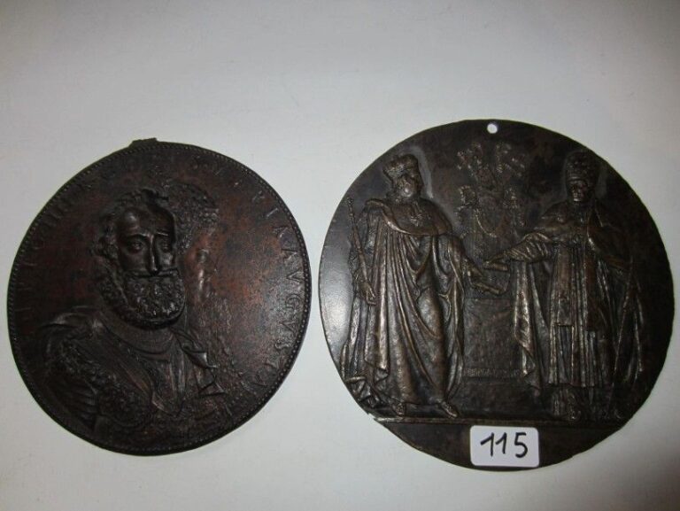 Deux médaillons en bronze représentant pour l'un Henri IV de trois-quarts, à l'arrière plan Marie de Médicis de profil d'après Dupré, pour l'autre une scène représentant un roi de France et un pape revêtus des attributs de leur charg