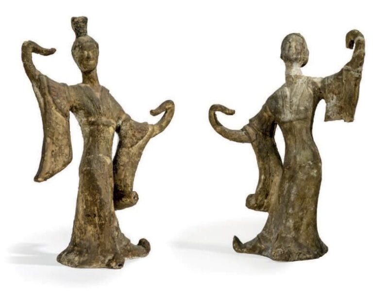 Deux mingqi en terre cuite avec traces d'engobe et polychromie représentant des danseuses, dans le style Wei-Su