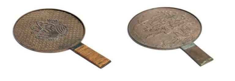 Deux miroirs à main (ekagami) en bronz