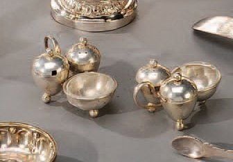 Deux nécessaires à épices en argent uni à trois compartiments hémisphériques reposant sur pieds boules, avec un intérieur amovibl