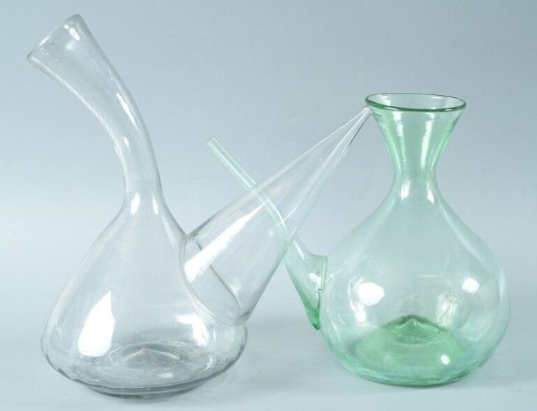 Deux objets 1°/ Porron en verre à fines côtes spiralée