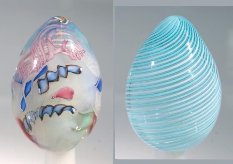 Deux oeufs, l'un à décor de rubans bleu clair et blancs spiralés, l'autre en verre opalisé à décor de torsades en pêle-mêl