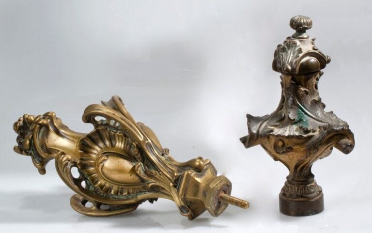 Deux ornements en bronze à motif de rinceaux et de rocaille