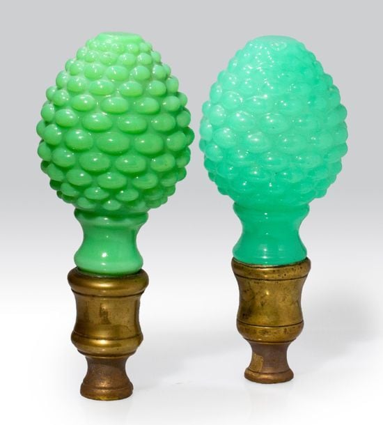 Deux ornements en opaline verte moulée à semi de cabochons; montures en laito