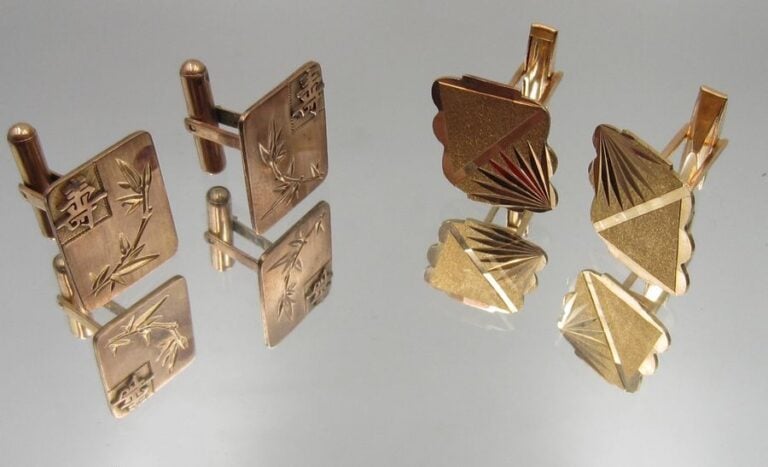 Deux paires de BOUTONS de MANCHETTES: - une en or jaune (585 millièmes) 14 carats, Poids brut: 8,3