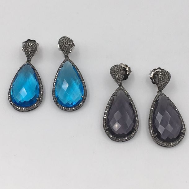Deux paires de PENDANTS D'OREILLES en argent noirci (mi