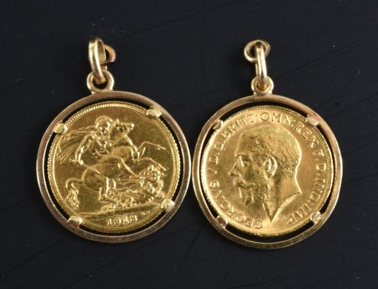Deux pendentifs en or jaune 18k (750°/00) sertis de deux souverains en or datés de 1912 et 191