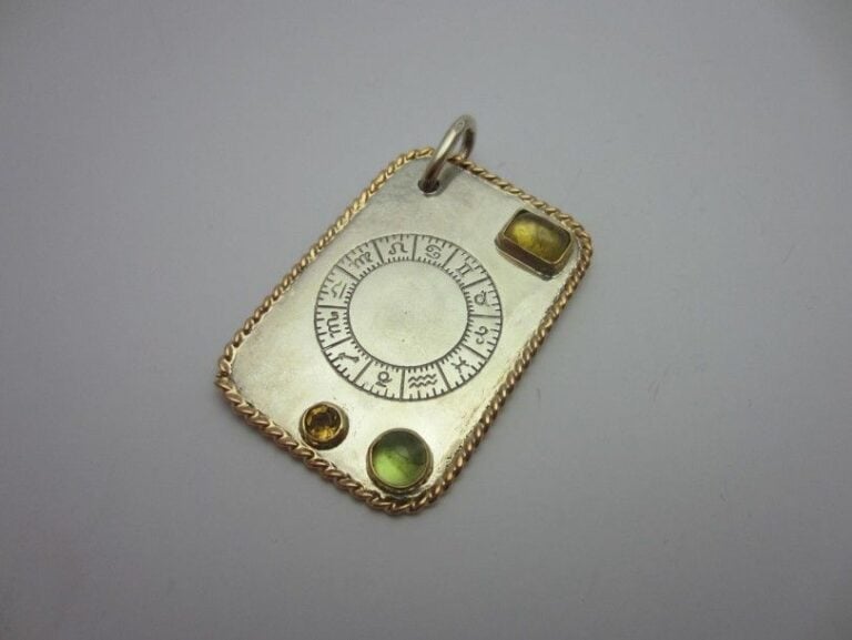 Deux PENDENTIFS «plaques militaires» en or jaune (750 millièmes) et argent (mi