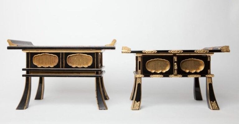 Deux petites tables de temple laquées noire à tiroi