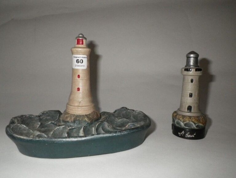 Deux phares En terre cuite polychrome, l'un avec le cachet CIA et situé St Cas et l'autre formant un videpoches situé Croix-de-Vi