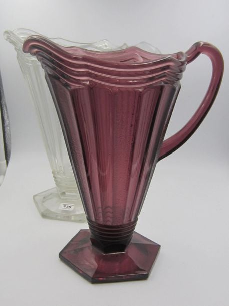 Deux pichets coniques (un incolore et un violet) en verre moulé à côtes creuses dont certaines givrées ; bords contourné
