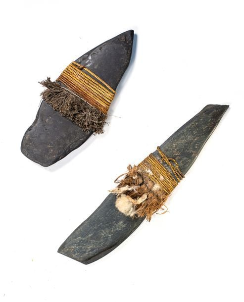 Deux pierres polies «sacrées» ornées de fibres végétales ou monnaie de mariag