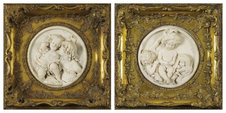 Deux plaques en albâtre sculpté de figures d'enfants Diamètre: 18 cm