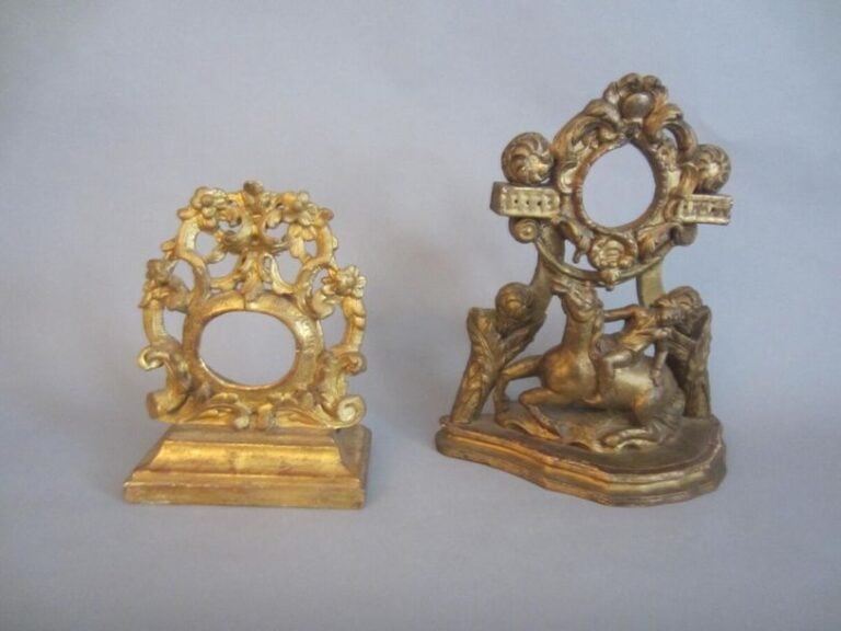 Deux porte-montres en bois dor