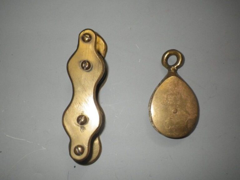 Deux poulies en bronze dont une de forme en goutte d'eau et l'autre à quatre réas