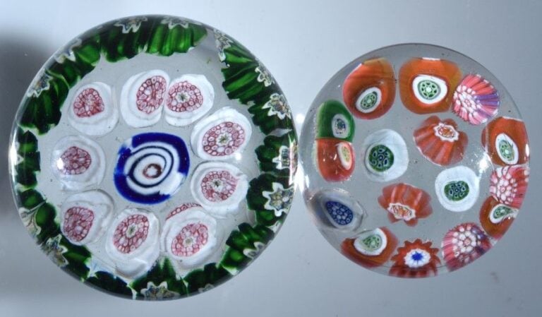 Deux presse-papiers 1°/ Presse-papiers à motif de deux cercles concentriques de bonbons polychromes autour d'un bonbon central bleu et blan