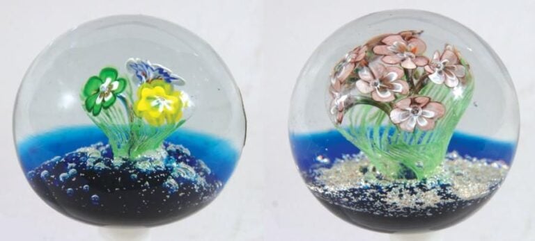 Deux presse-papiers à fond bleu translucide orné d'un bouquet de fleurettes en relie