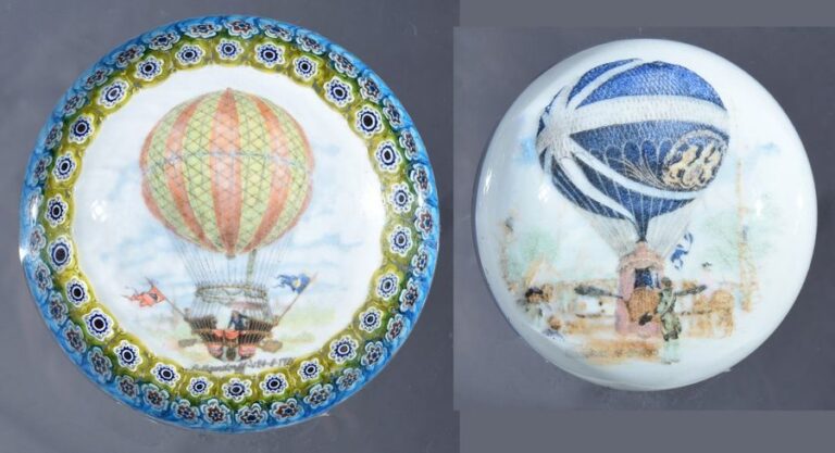 Deux presse-papiers à motif de montgolfière peint sur fond blanc (une entourée de deux cercles de bonbons polychromes