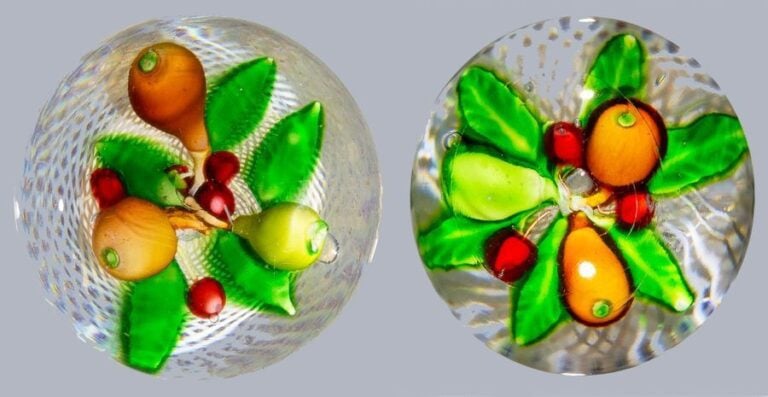 Deux presse-papiers à motif de panier de fruits sur fond de latticino blanc spiral