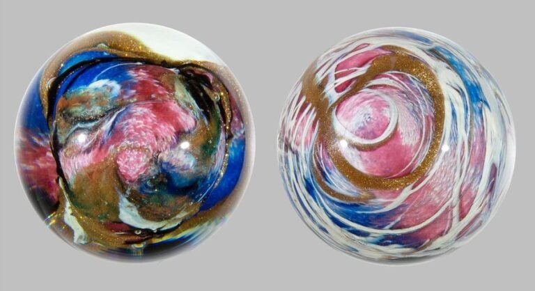 Deux presse-papiers en verre signés, à décor abstrait polychrome et aventurin