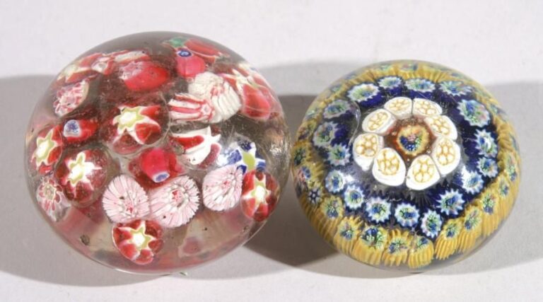 Deux presse-papiers: l'un à motif de bonbons roses et blancs et un bonbon bleu et blanc, l'autre à motif de trois cercles concentriques de bonbons polychromes (chocs aux deux