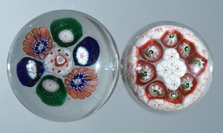 Deux presse-papiers miniatures à décor de bonbons polychrome