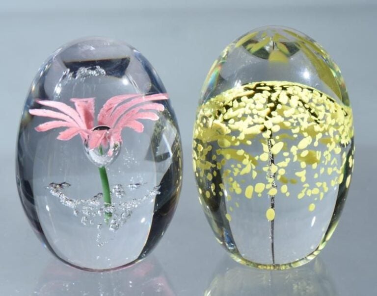 Deux presse-papiers ovoïdes à décor de fleurs stylisées en 3 dimension