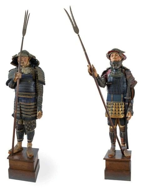 Deux rares guerriers japonais en textile, laque et papier mâché, imitant fidèlement les armures des Samouraï