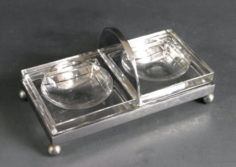 Deux salerons en cristal taillé en carré, dans une monture en bronze argent