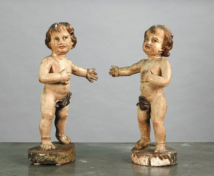 Deux statuettes en bois sculpté laqué polychrome au naturel, figurant des putt