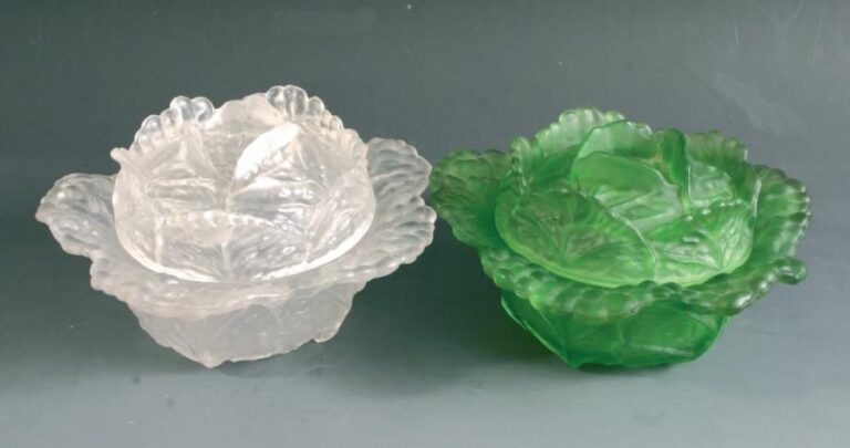 Deux sucriers moulés en forme de choux, l'un en verre vert satiné, l'autre en verre incolore satin