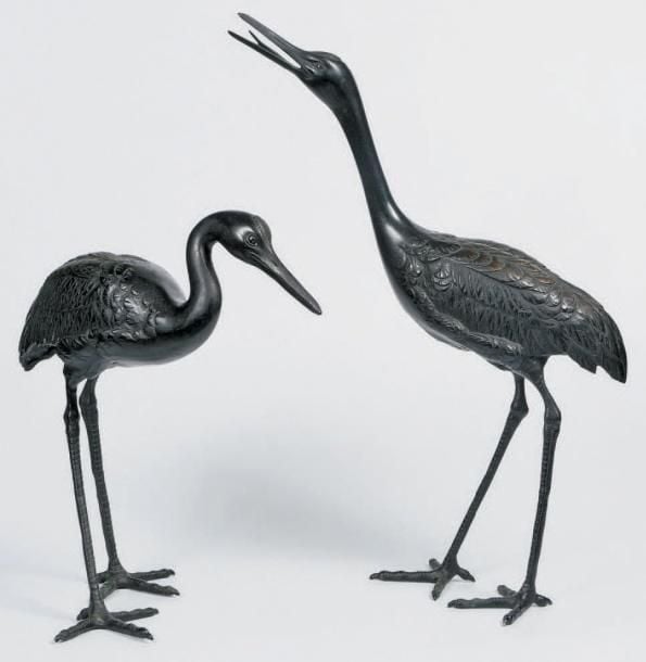 Deux sujets en bronze de patine brune, représentant des grues, symbole de longévité Japon vers 1900-192