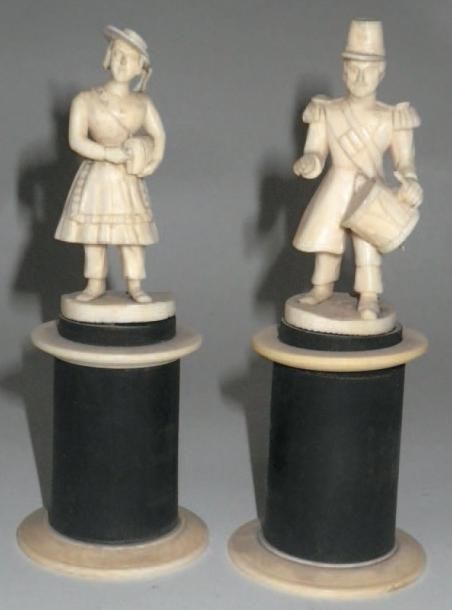 Deux sujets en ivoire sculpté «La cantinière», «Le tambour