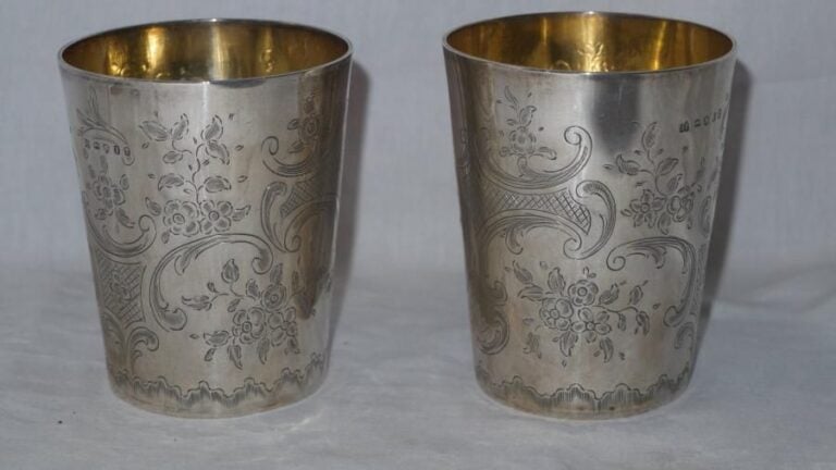DEUX TIMBALES en argent et vermeil (925 ‰