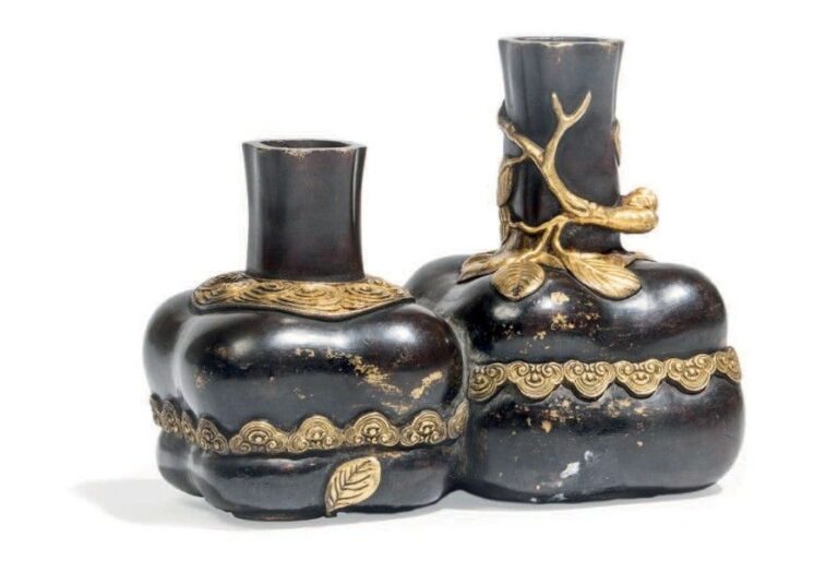 Deux vases accolés en forme de kakis en bronze de patine brune, ornés de feuillage et de frises de ruyi doré