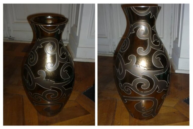 Deux vases en céramique à décor géométrique sur fond doré