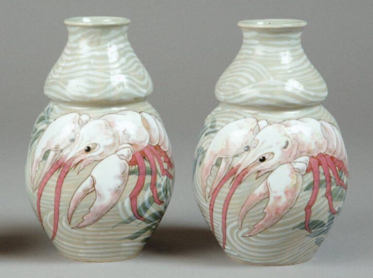 Deux vases en céramique en forme de coloquinte à étranglement galb