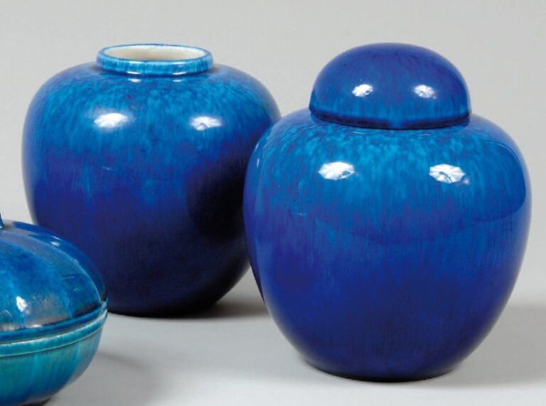 Deux vases en céramique, (un seul avec couvercle) à corps ovoïde épaul