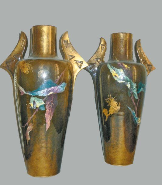 Deux Vases En Faïence Formant Pendant A Corps Conique Epaulé Et Col Cylindrique Et Anses Latérales En Epi