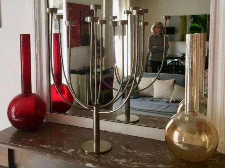 Deux vases en verre teinté à haut col et panse boul