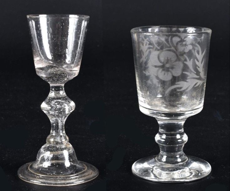 Deux verres à jambe, l'un de type bourguignon à pied creu