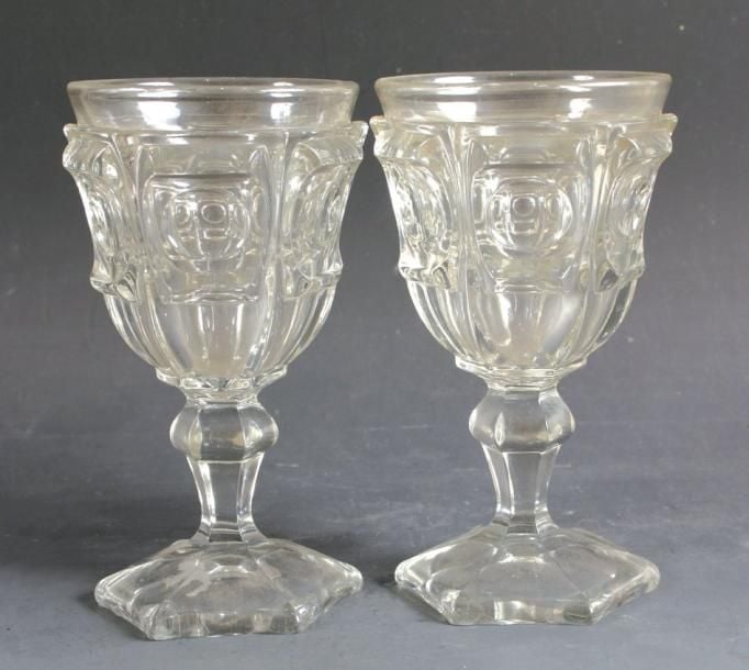 Deux verres à pied en cristal moulé à côtes plates à six appliques concaves centrées d'un ponti